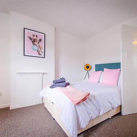 4 Bed - 2 Baths 1 Walk In Shower Lots Of Parking อิปสวิช ภายนอก รูปภาพ