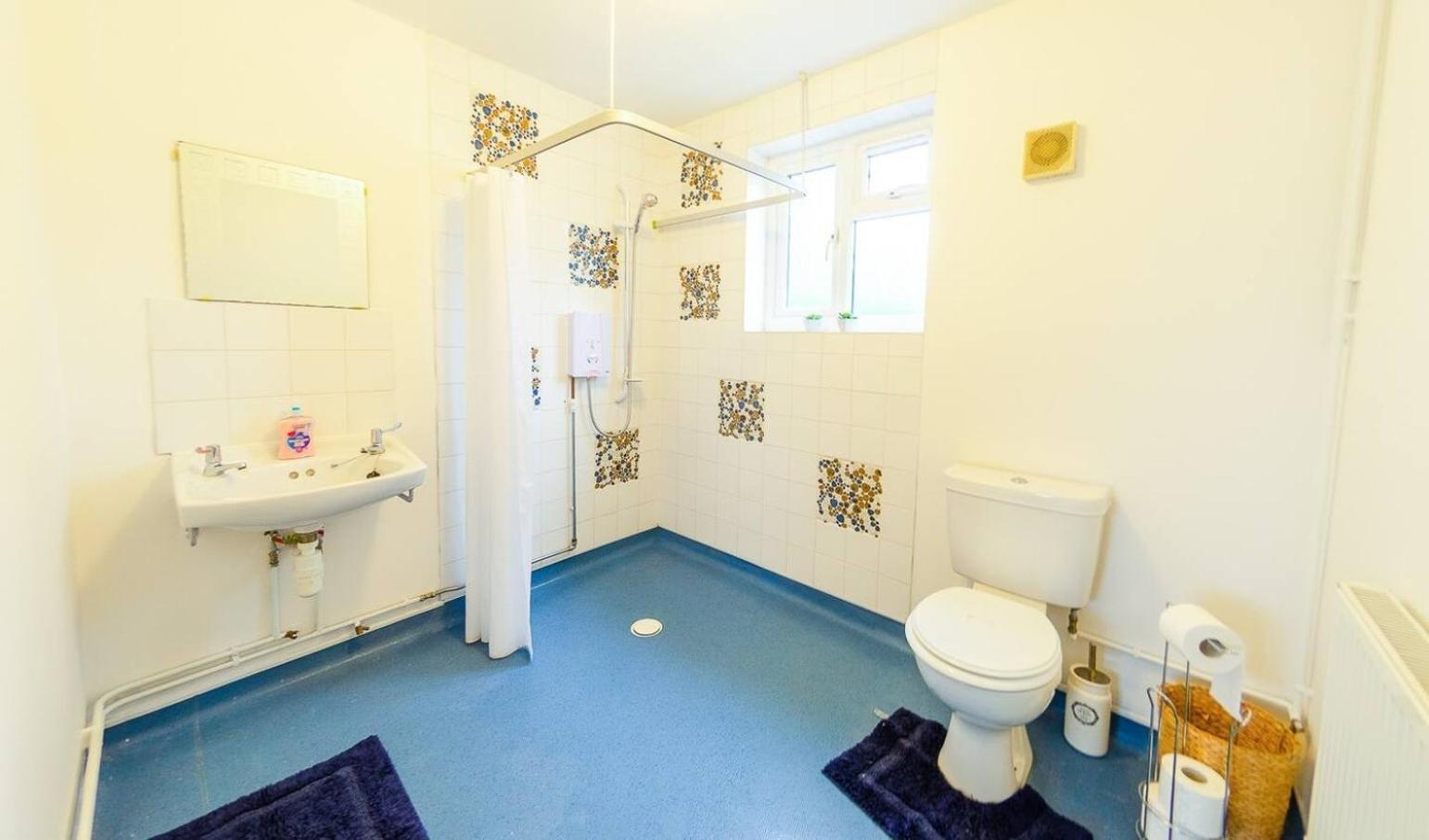 4 Bed - 2 Baths 1 Walk In Shower Lots Of Parking อิปสวิช ภายนอก รูปภาพ